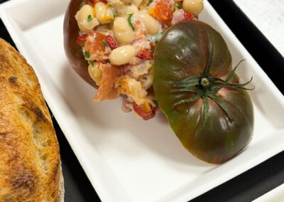 Tomate farçie aux coco de paimpol. Plateaux-repas Végétarien pour les entreprises octobre 2026 fait maison par le traiteur Lebot.